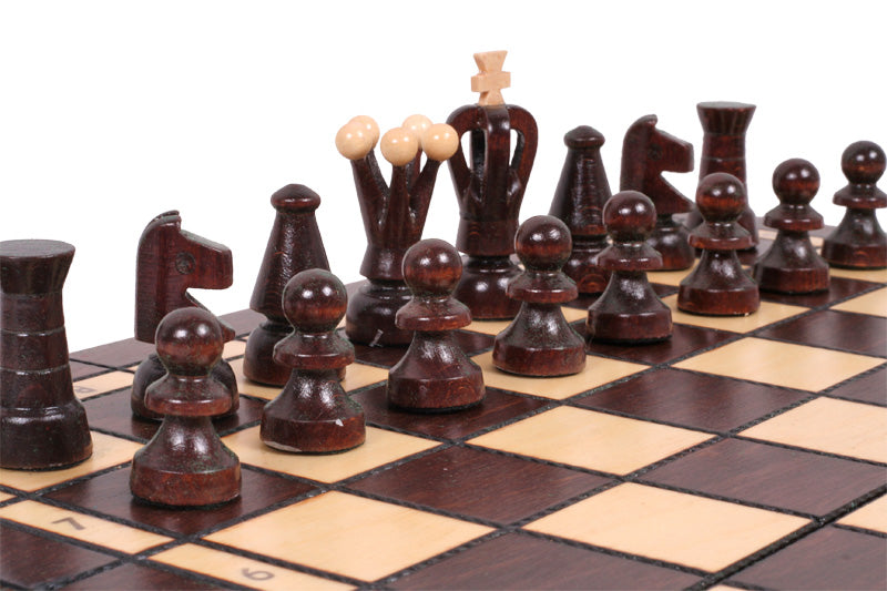 Piezas negras de ajedrez del Combo Doble Deluxe talladas a mano en madera de carpe sobre tablero plegable haya‑abedul