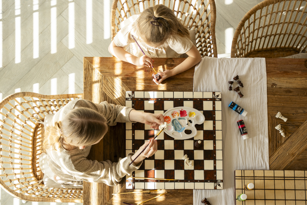 Familia pintando juntos el juego de ajedrez Pictura