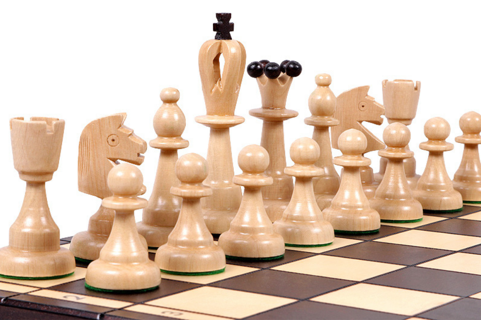 Piezas de ajedrez blancas Virtus estilo Staunton rey 100 mm sobre tablero de madera

