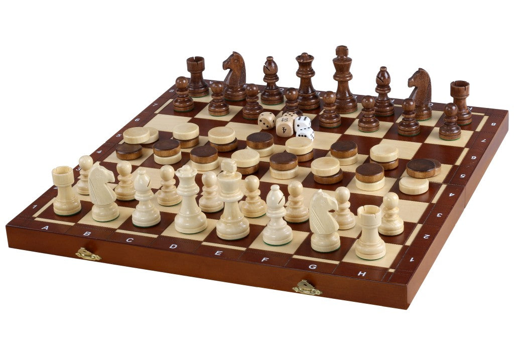 Vista cenital del tablero con ajedrez, damas y backgammon, set compacto 3 en 1