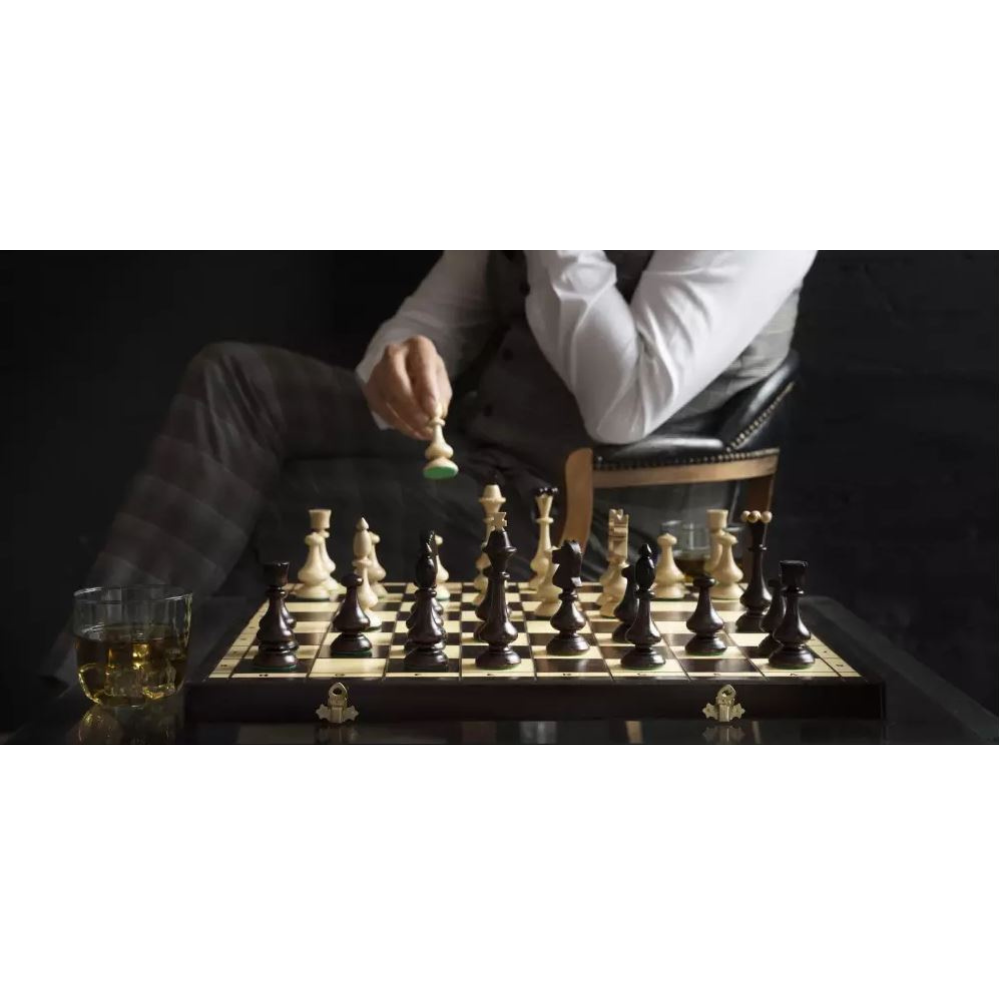 Partida de ajedrez sobre un tablero de madera