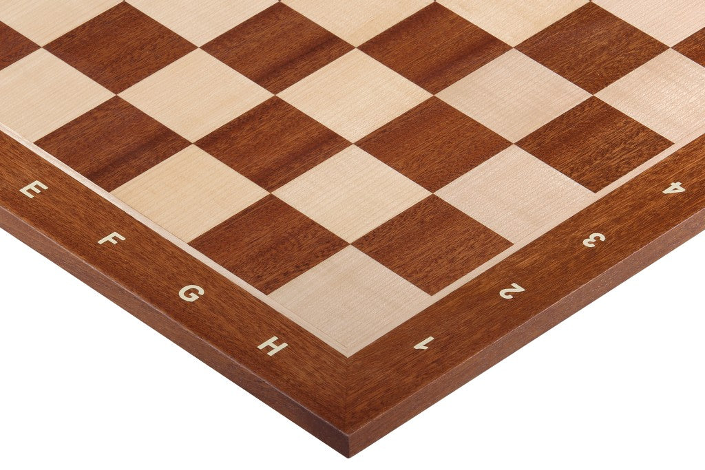 Detalle del tablero de ajedrez de madera con notación y acabado artesanal