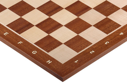 Detalle del tablero de ajedrez de madera con notación y acabado artesanal