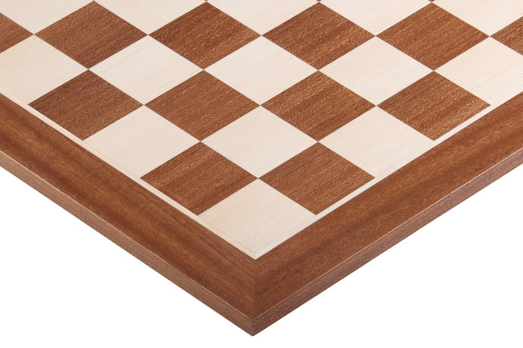 Detalle del tablero de ajedrez de madera sin anotación y acabado artesanal