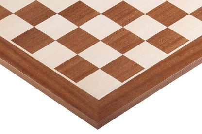 Detalle del tablero de ajedrez de madera sin anotación y acabado artesanal